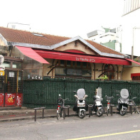 Le Mama Shelter fait face au Bar La Flèche d'or