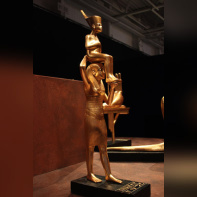 Statue de Dieu Menkaret soulevant Toutankhamon