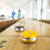 Pucks : l'enseigne de shuffleboard au cœur du Faubourg Poissonnière