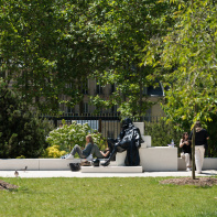 Le saviez-vous ? À Versailles, vous pouvez vous assoir sur les genoux de Molière