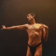 Analphabet : le pièce queer et poétique d’Alberto Cortés au Théâtre de la Bastille