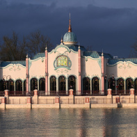 Disneyland Paris : tout savoir sur Adventure Bay, la zone du lac de Disney Adventure World