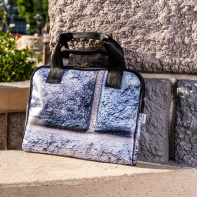 Disneyland Paris : poches, sacs... Découvrez les accessoires upcyclés aux couleurs du Château