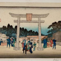 Utagawa Hiroshige Porte d'entrée du sanctuaire de Sann? à Nagatababa Série des Lieux célèbres de la capitale de l'Est, 1832-1835, nishiki-e (estampe à partir d’une gravure colorée) : papier, encre, pigments, dim. max. : 24,7 x 37 cm. Museum Volkenkunde, Leiden/Musée national d’Ethnologie, Leyde, inv. 1353-398 © Museum Volkenkunde, Leiden/Musée national d’Ethnologie, Leyde