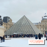 La Neige à Paris - Musée du Louvre pyramide