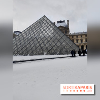 La Neige à Paris - Musée du Louvre pyramide
