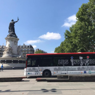 Le Bus Les Invisibles à Paris offre un bilan optique gratuit aux plus précaires