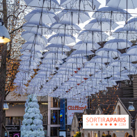 Le ciel de parapluies et le sapin de Noël de Bercy Village 2021