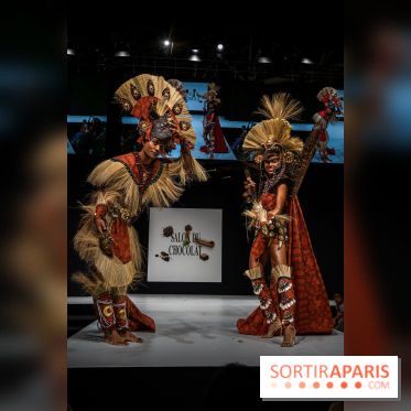 Le défilé des robes et tenues du Salon du Chocolat 2022 par les personnalités - photos - Clémence Botino - Térence Telle