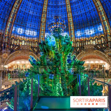 Les vitrines et sapin de Noël des Galeries Lafayette 2022