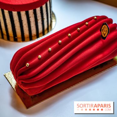 Bûches et thé de Noël Mariage Frère 2022 - bûche haute couture au thé de Noël - drapé rouge
