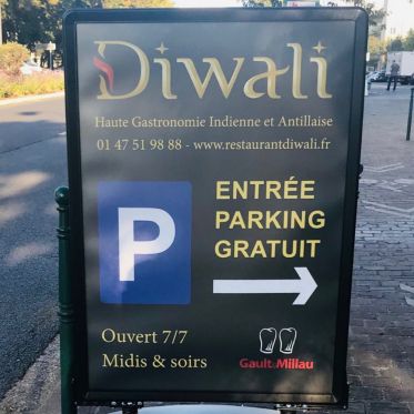 Le Diwali invite Didier Couturier pour une soirée franco-indienne  - Parking