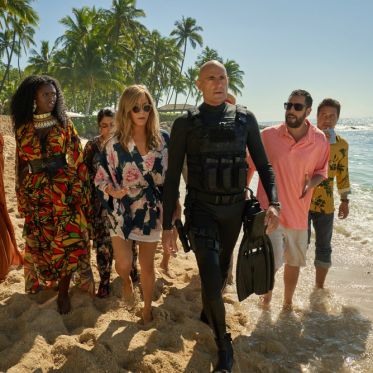 Murder Mystery 2 - Zurin Villanueva, Jodie Turner Smith, Kuhoo Verma, Jennifer Aniston, Mark Strong, Adam Sandler, Enrique Arce