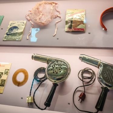 Des cheveux et des poils, l'exposition poilante du musée des Arts décoratifs - nos photos