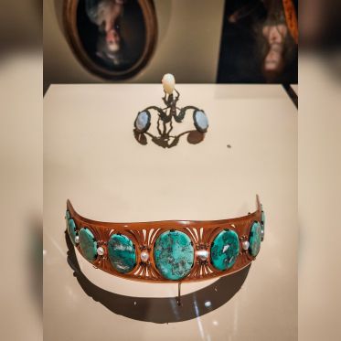 Des cheveux et des poils, l'exposition poilante du musée des Arts décoratifs - nos photos