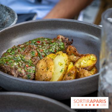 Le restaurant - terrasse Quai Ouest en mode estivale avec ses Dîners Braséro