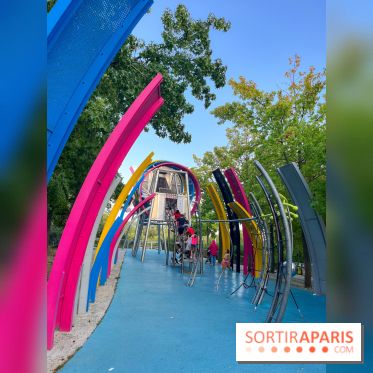 Le Jardin du Dragon, l'aire de jeux colorée au parc de la Villette