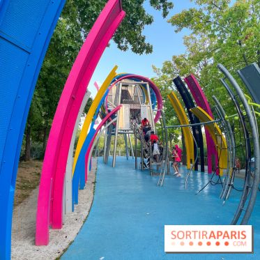 Le Jardin du Dragon, l'aire de jeux colorée au parc de la Villette