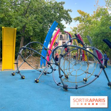 Le Jardin du Dragon, l'aire de jeux colorée au parc de la Villette
