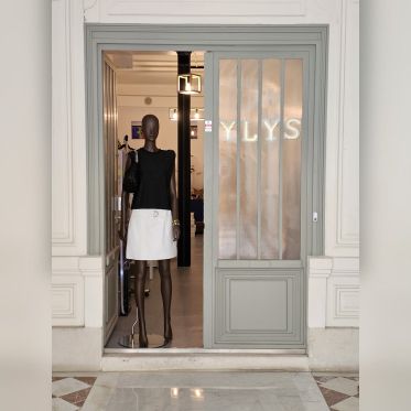 YLYS : la boutique de vêtements streetwear, unisexe, ou chics - photo mannequin porte