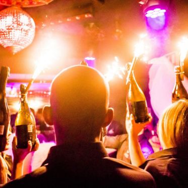 Un nouvel an près de l'Arc de Triomphe, sur les Champs Elysées - image1