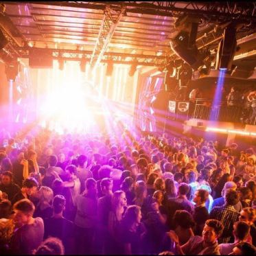 Un nouvel an près de l'Arc de Triomphe, sur les Champs Elysées - image3