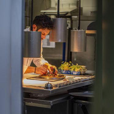 Le bar & restaurant Solis vous propose un voyage en Méditerranée à quelques pas de l’Arc de Triomphe