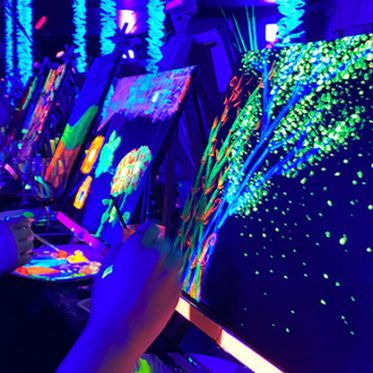 Les ateliers de Paint me Up - paint me up apero peinture sortir a paris glow in the dark (4)