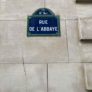 Le salon des vins d'Abbayes 2024  - Plaque rue de l'Abbayes