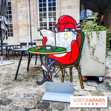 Jeux olympiques et paralympiques Paris 2024 - Visuel - mascotte Phryge terrasse Monnaie de Paris