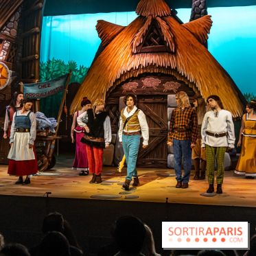 Parc Astérix : inauguration de la Tour Numérobis avec Jamel Debbouze  -  Comédie musicale : C'est du délire