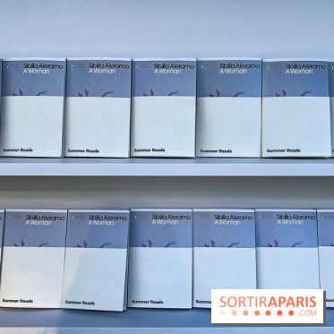 Miu-Miu distribue des livres et des glaces gratuites sur les quais parisiens ! - image00022