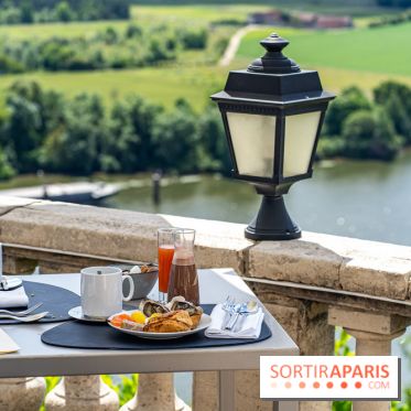 Le Brunch à volonté du belvédère au Domaine de la Corniche dans les Yvelines - photos -  table en terrasse avec vue