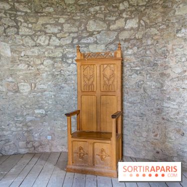 Le Château de la Roche Guyon, le château troglodyte dans le Val-d'Oise - 95 -  trône en bois