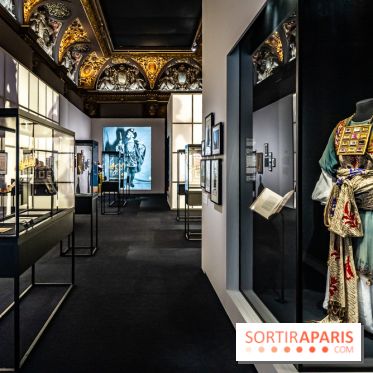 Exposition 'Bijoux de Scène de la Comédie Française' à l'hôtel historique de Mercy-Argenteau qui se dévoile