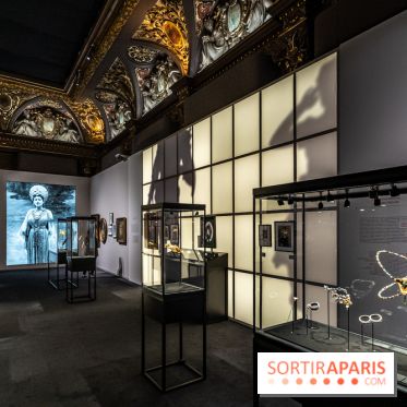 Exposition 'Bijoux de Scène de la Comédie Française' à l'hôtel historique de Mercy-Argenteau qui se dévoile