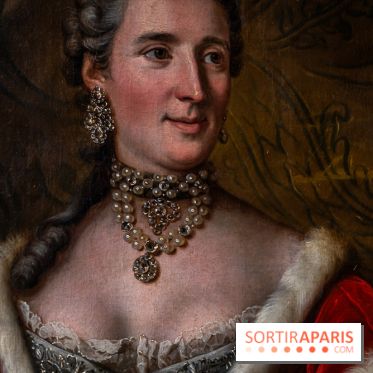 Exposition 'Bijoux de Scène de la Comédie Française' à l'hôtel historique de Mercy-Argenteau qui se dévoile