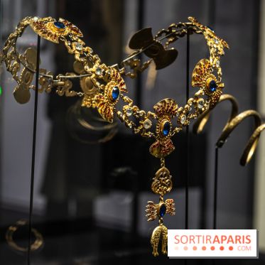 Exposition 'Bijoux de Scène de la Comédie Française' à l'hôtel historique de Mercy-Argenteau qui se dévoile