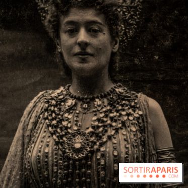 Exposition 'Bijoux de Scène de la Comédie Française' à l'hôtel historique de Mercy-Argenteau qui se dévoile