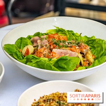 La terrasse du Jardin Privé à Châtelet Les Halles en mode barbecue  -  salade de thon