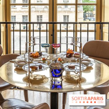 Le Tea Time de la Reine d'Ore à Versailles -  table et vue sur la cour du château
