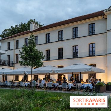 La terrasse dans un jardin avec vue Tour Eiffel du Marguerite 1606 au Domaine de la Reine Margot -  A7C1370