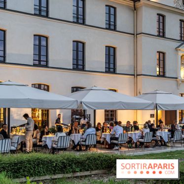 La terrasse dans un jardin avec vue Tour Eiffel du Marguerite 1606 au Domaine de la Reine Margot -  A7C1373