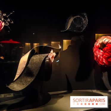 Stephen Jones, chapeaux d'artistes : l'exposition insolite et créative se dévoile au Palais Galliera