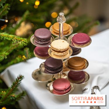La bûche coffrets de Noël en trompe l'œil de Ladurée 2024 par Julien Alvarez et les créations de fête -  macarons