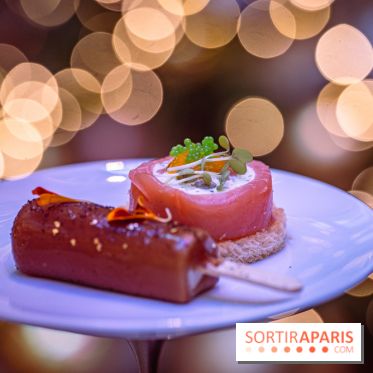 Le sublime tea time de Noël du Lutetia 2024 par Nicolas Guercio - les photos  -  Sucettes de foie gras au coing et au café Foie gras - Melba de saumon fumé au tobiko au wasabi Smoked 