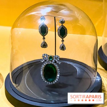 Bijoux de scène de l'Opéra de Paris : l'exposition de parures merveilleuses au Palais Garnier