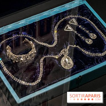 Bijoux de scène de l'Opéra de Paris : l'exposition de parures merveilleuses au Palais Garnier