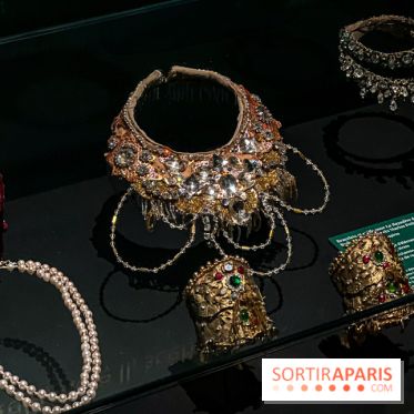 Bijoux de scène de l'Opéra de Paris : l'exposition de parures merveilleuses au Palais Garnier - IMG 2406