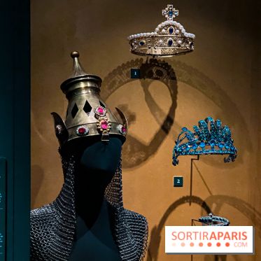 Bijoux de scène de l'Opéra de Paris : l'exposition de parures merveilleuses au Palais Garnier